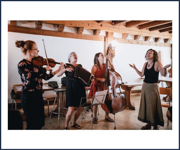Montlaux. Marché de producteurs en musique