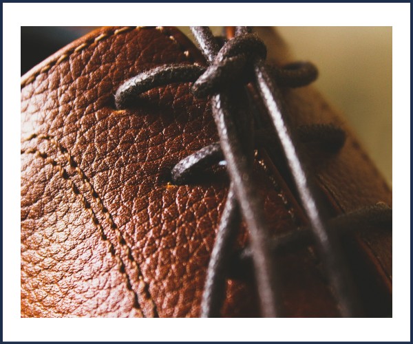 Colmars les Alpes. Atelier à la Maison Musée Travail du cuir