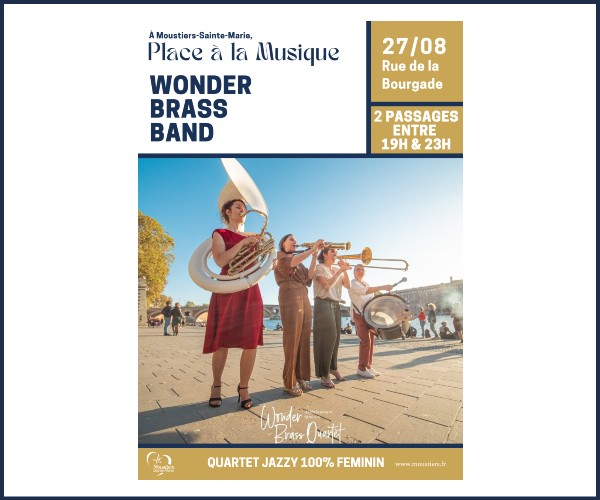 Moustiers Sainte Marie. Place à la Musique, déambulation avec le Wonder Brass Band