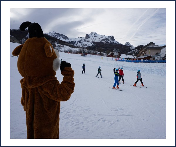 Enchastrayes. La mascotte se balade Le Sauze 1400