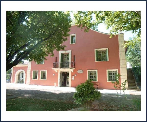 Gréoux les Bains. Bibliothèque éphémère dans le jardin